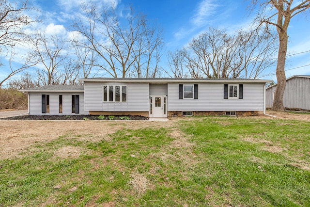 view of front of property featuring a front yard