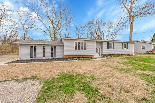 single story home featuring a front lawn