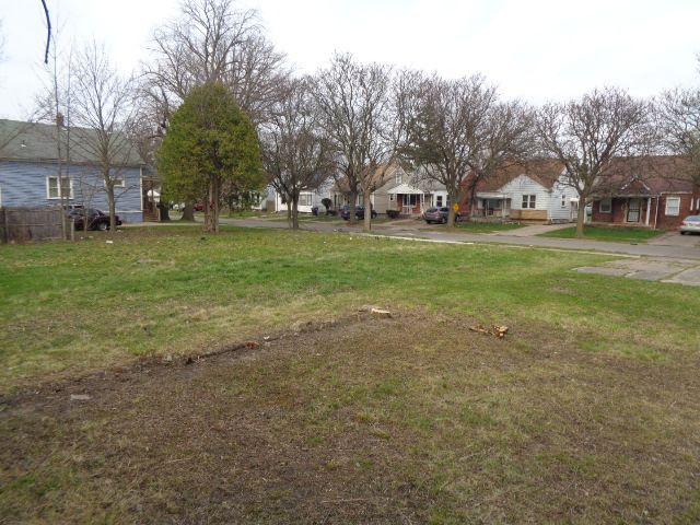 view of yard with a residential view