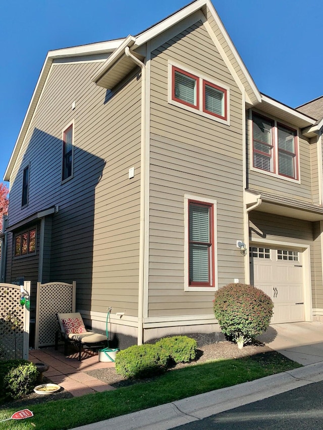 906 Blodgett St SE, Grand Rapids, MI 49506 - view of side of home with an attached garage