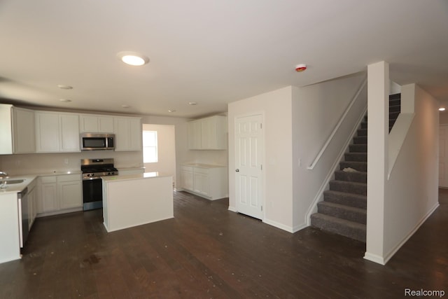 14331 Old Oak Trl, Van Buren, MI 48111 - kitchen with stainless steel appliances, dark wood-style floors, a sink, and a center island