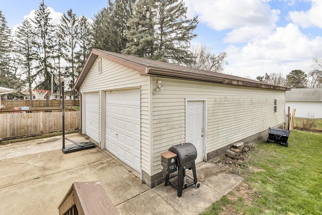 808 Longfellow Ave, Jackson, MI 49202 - detached garage featuring fence