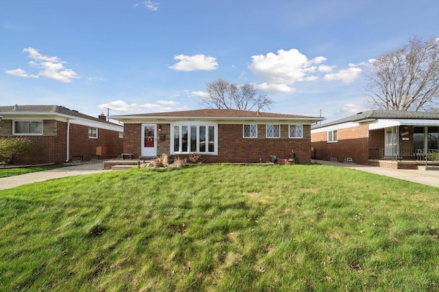 view of front of home featuring brick siding and a front lawn