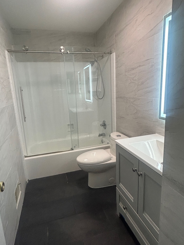 2919 Roundtree Dr, Troy, MI 48083 - full bath featuring tile walls, toilet, vanity, and enclosed tub / shower combo