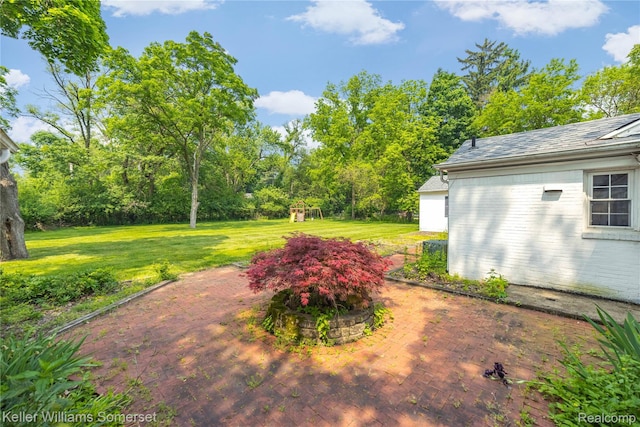 21700 W 13 Mile Rd, Beverly Hills, MI 48025 - view of green lawn