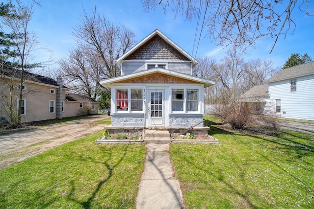 124 Broad St, Brooklyn, MI 49230 - view of front of property featuring a front lawn