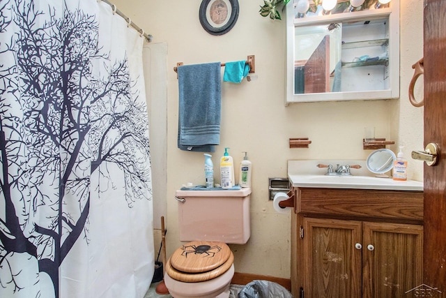 full bath with toilet, vanity, and a shower with shower curtain
