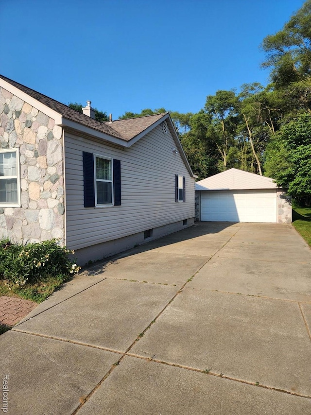 5140 Eastview Rd, Clarkston, MI 48346 - view of side of home featuring a garage and an outdoor structure