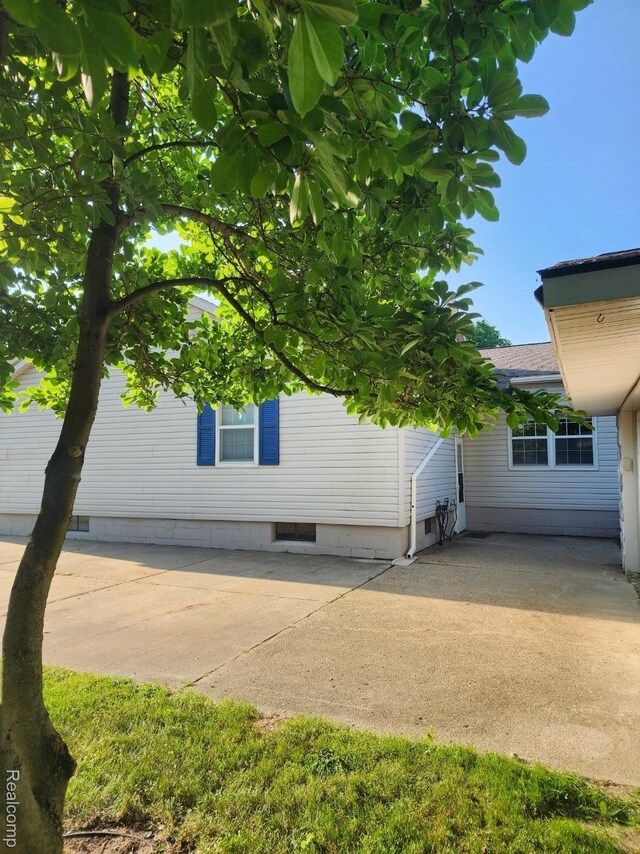 5140 Eastview Rd, Clarkston, MI 48346 - view of side of home with a patio
