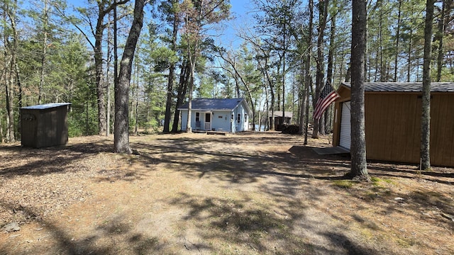 view of yard featuring an outbuilding