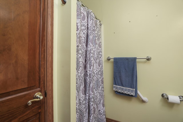 826 Hendricks Dr, Monroe, MI 48162 - bathroom featuring a shower with curtain