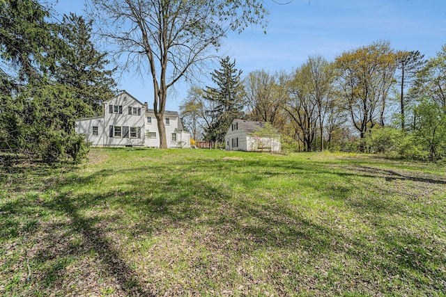view of grassy yard featuring an outdoor structure