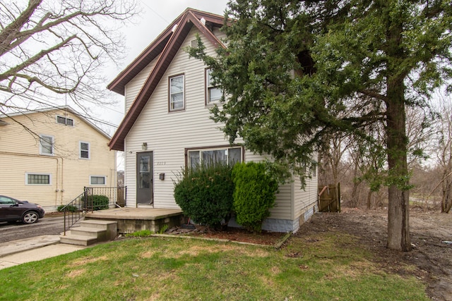 view of front facade featuring a front yard