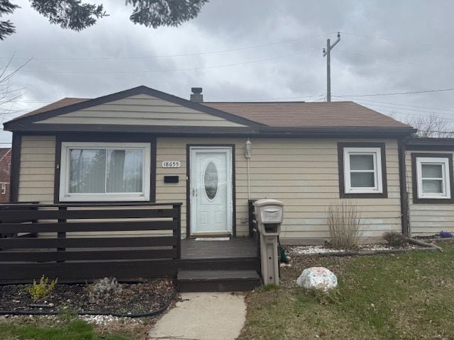 18655 Wood St, Melvindale, MI 48122 - view of front of house featuring a front lawn