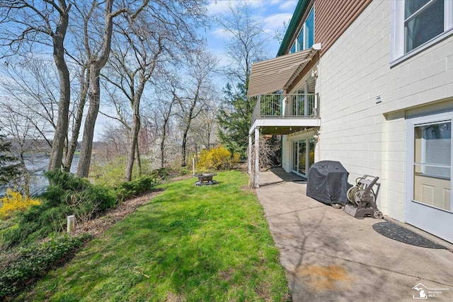 view of yard featuring a patio area and a balcony