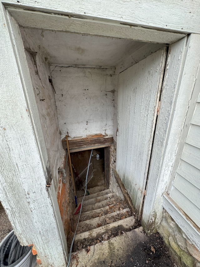 8083 S State Rd, Goodrich, MI 48438 - view of stairs