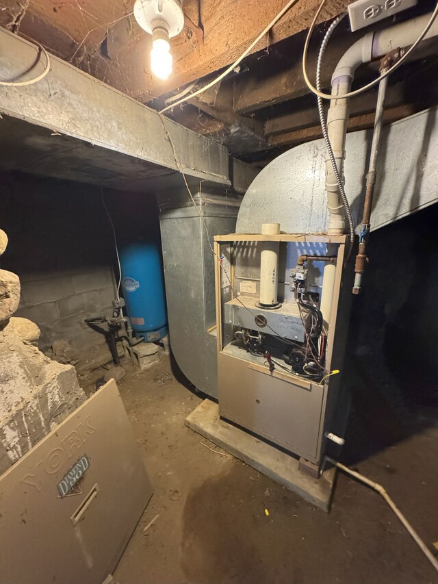 8083 S State Rd, Goodrich, MI 48438 - unfinished below grade area with a water pressure tank