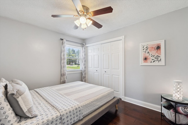 2510 Ruth Dr, Fenton, MI 48430 - bedroom featuring baseboards, hardwood / wood-style flooring, a closet, a ceiling fan, and a textured ceiling