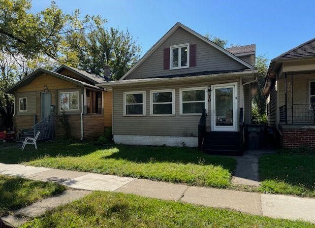 70 E Rockwood St, Ecorse, MI 48229 - bungalow featuring entry steps and a front yard