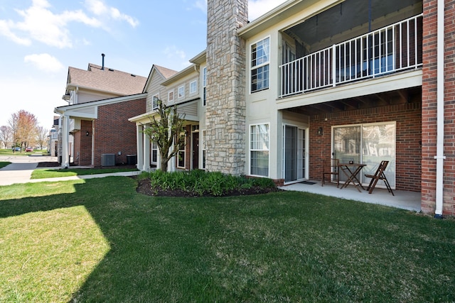 52140 Naugatuck Dr, Macomb, MI 48042 - exterior space featuring a lawn and a patio