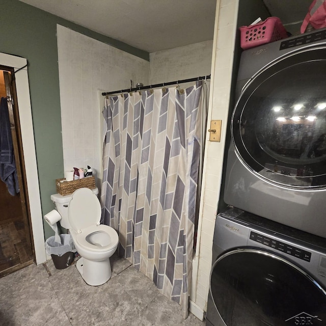 full bath with toilet, a shower with shower curtain, and stacked washer and dryer