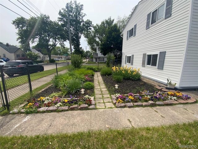 135 Gerald Ave, Clawson, MI 48017 - view of yard