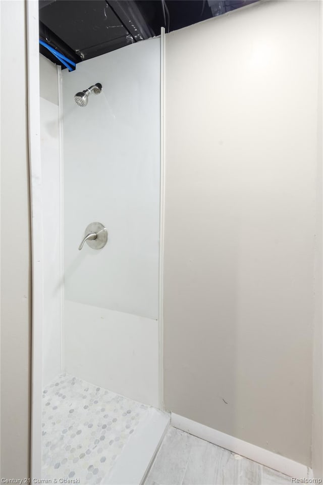 14246 Archdale St, Detroit, MI 48227 - bathroom featuring a shower