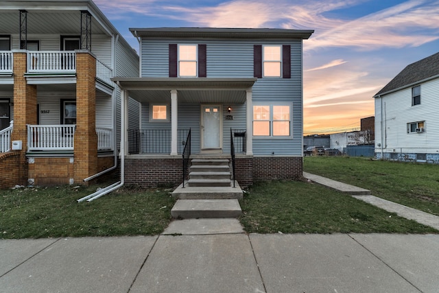 view of front of property featuring a porch and a front yard