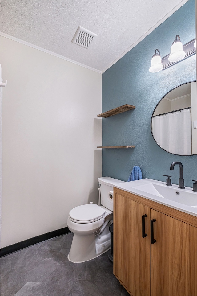 1315 Beaverbrook Dr, Holly, MI 48442 - full bath featuring visible vents, crown molding, vanity, and toilet