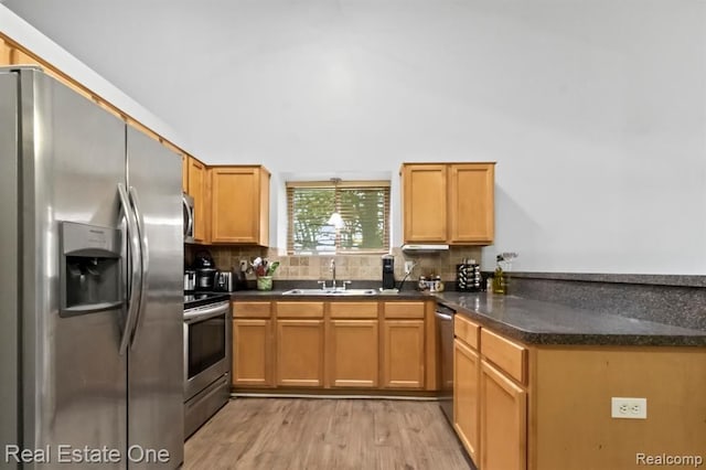 45089 Klingkammer St, Utica, MI 48317 - kitchen featuring a sink, decorative backsplash, appliances with stainless steel finishes, and a peninsula