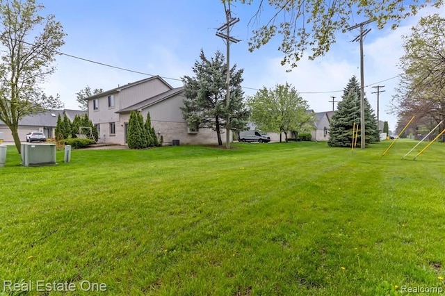 45089 Klingkammer St, Utica, MI 48317 - view of yard