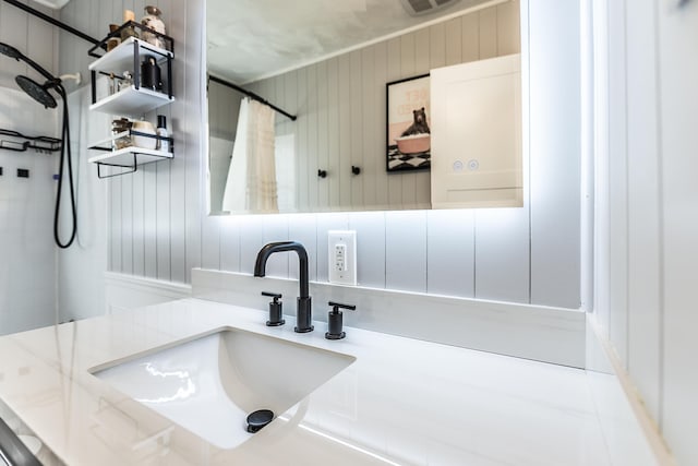 full bath featuring vanity, curtained shower, and visible vents