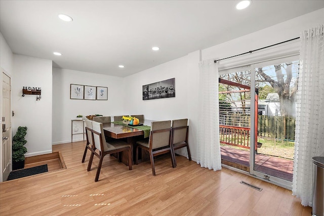 dining area featuring recessed lighting, visible vents, light wood-style flooring, and baseboards