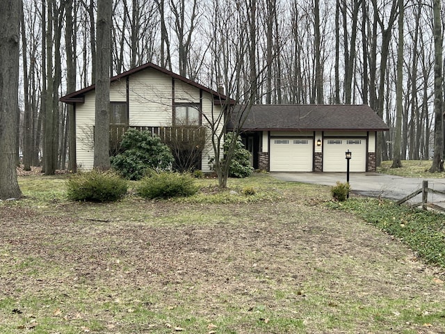 view of front of home with a garage and driveway