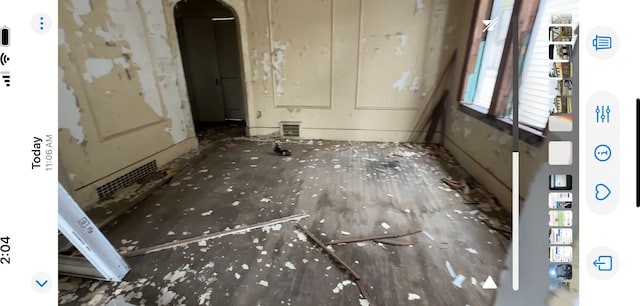 empty room featuring visible vents and arched walkways