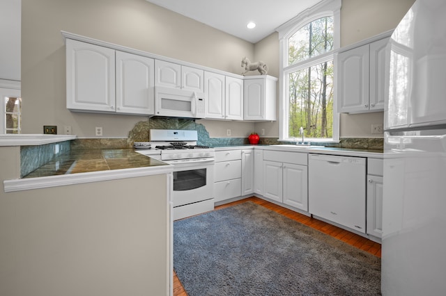 2457 Rocky Top Ln, Commerce Twp, MI 48382 - kitchen featuring white appliances, a sink, light wood-style flooring, tile counters, and recessed lighting
