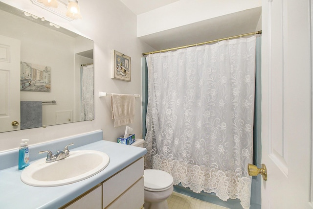 bathroom with curtained shower, toilet, and vanity