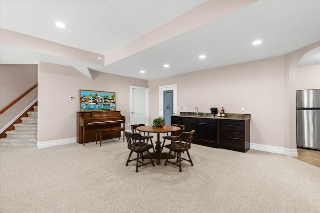 8427 Boulder Shores Dr, South Lyon, MI 48178 - dining area featuring light carpet, bar with sink, baseboards, and recessed lighting