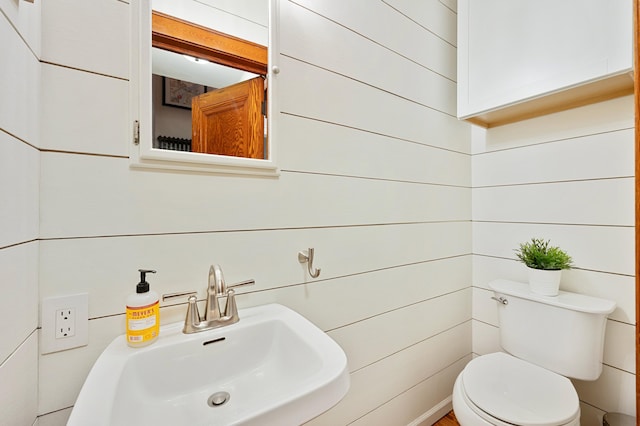 bathroom featuring a sink and toilet