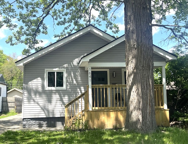 view of front of home with fence and covered porch