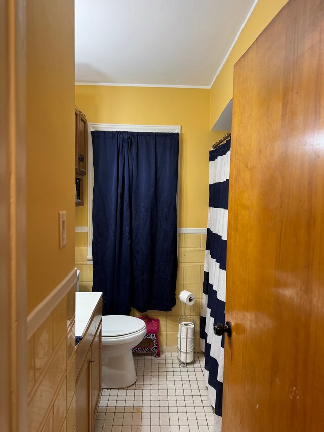 2011 Goddard Rd, Lincoln Park, MI 48146 - full bathroom featuring tile patterned floors, wainscoting, toilet, ornamental molding, and a shower with shower curtain