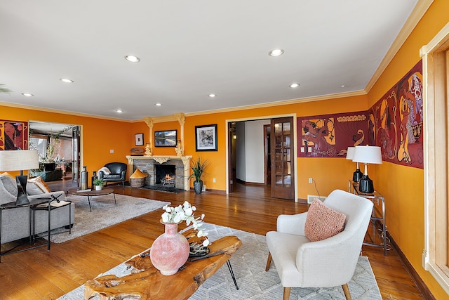 living room featuring recessed lighting, wood finished floors, and crown molding