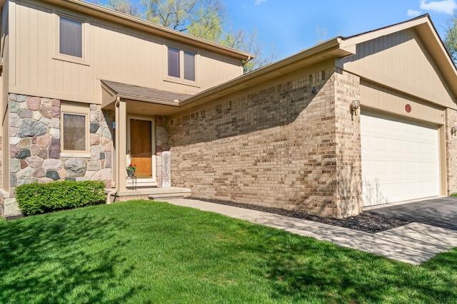 view of front of house featuring brick siding, a garage, aphalt driveway, and a front yard