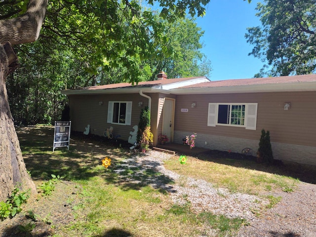 1314 Alexandrine St, Mount Morris, MI 48458 - ranch-style house featuring a chimney and a front lawn