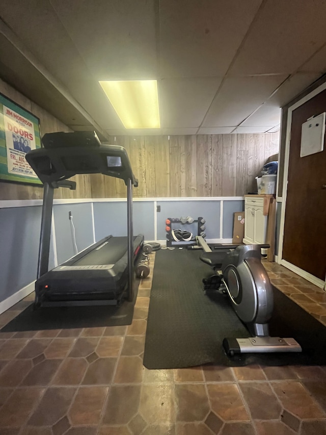 exercise area featuring baseboards