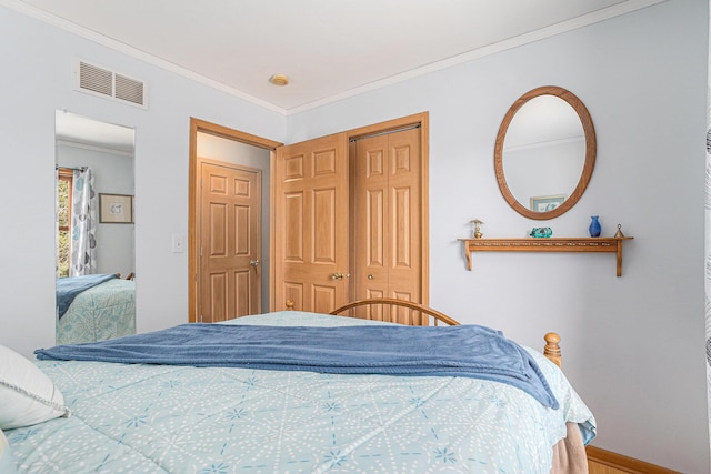 bedroom with baseboards, visible vents, a closet, and crown molding