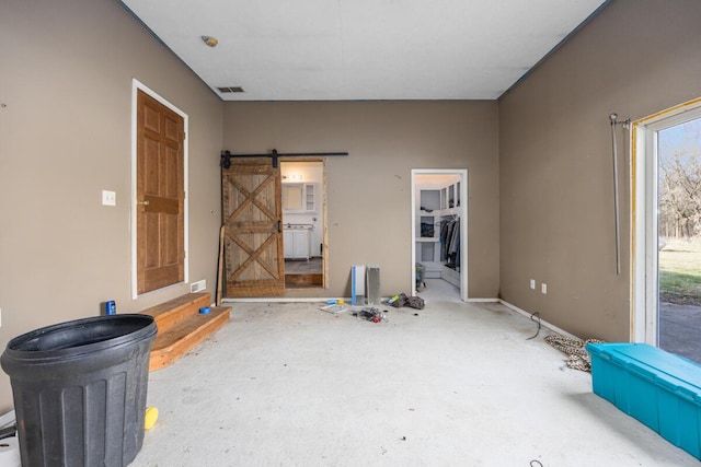 interior space featuring visible vents and a barn door