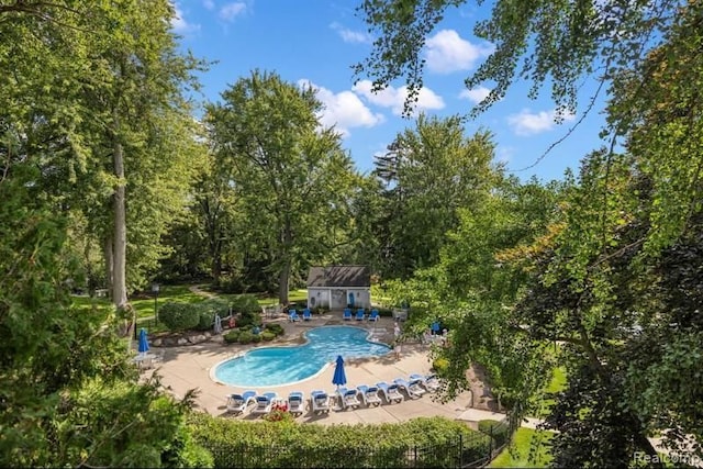 3559 Port Cove Dr Unit 25, Waterford, MI 48328 - community pool featuring a patio area and an outbuilding