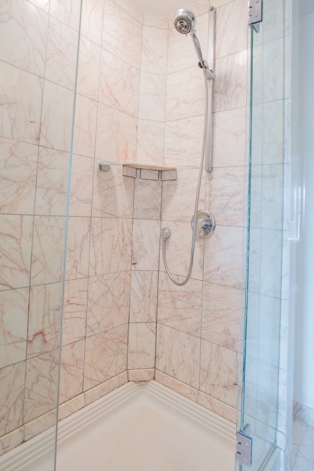 3559 Port Cove Dr Unit 25, Waterford, MI 48328 - bathroom with a tile shower