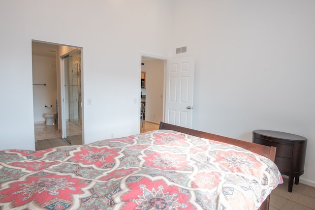 3559 Port Cove Dr Unit 25, Waterford, MI 48328 - bedroom with visible vents, ensuite bathroom, and a high ceiling